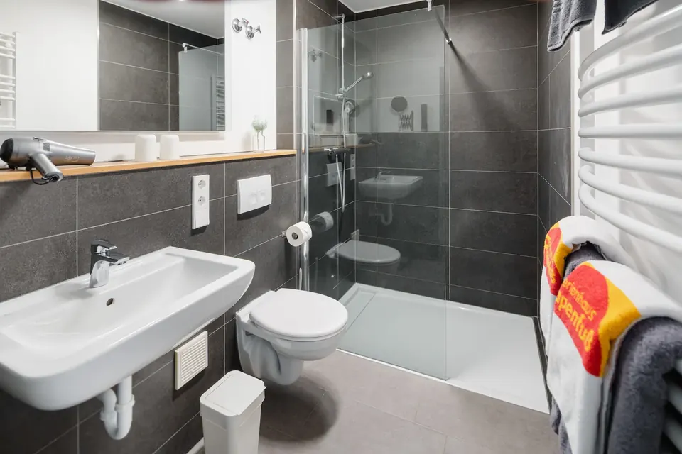 Badezimmer mit Regendusche
