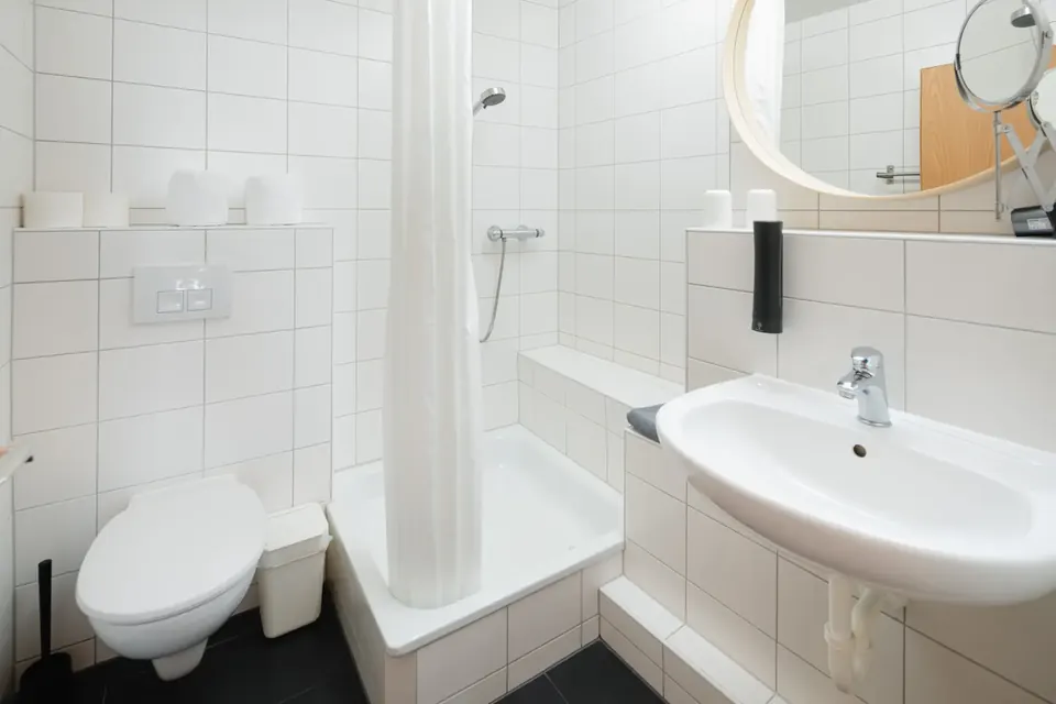 Badezimmer mit Waschtisch