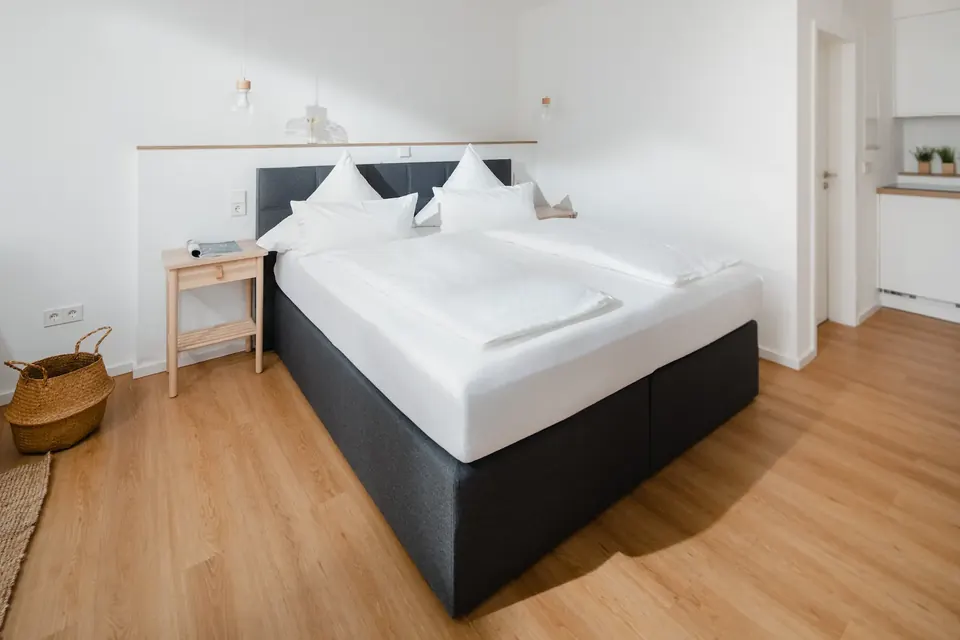 Doppelbett in einem hellen Schlafzimmer
