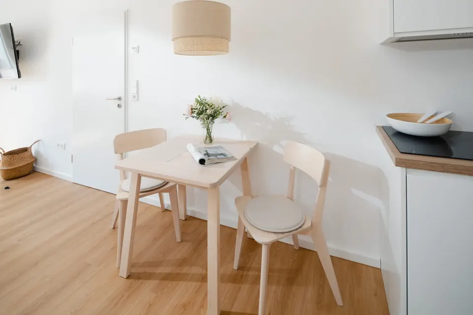 Essplatz in einer Ferienwohnung im skandinavischen Stil