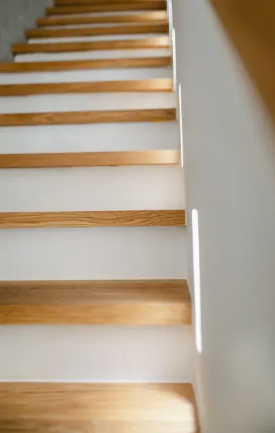 Holztreppe im Ferienhaus