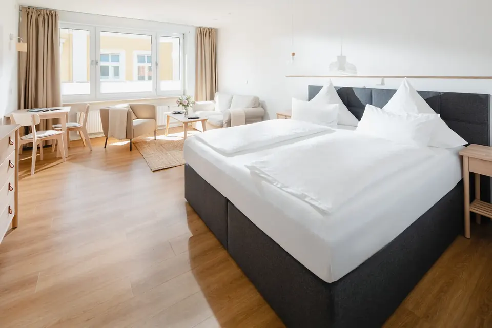 Schlafzimmer mit Boxspringbett