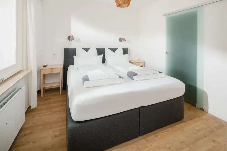 Schlafzimmer mit Glasschiebetür