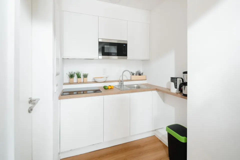 Weiße Küchenzeile in einer Ferienwohnung