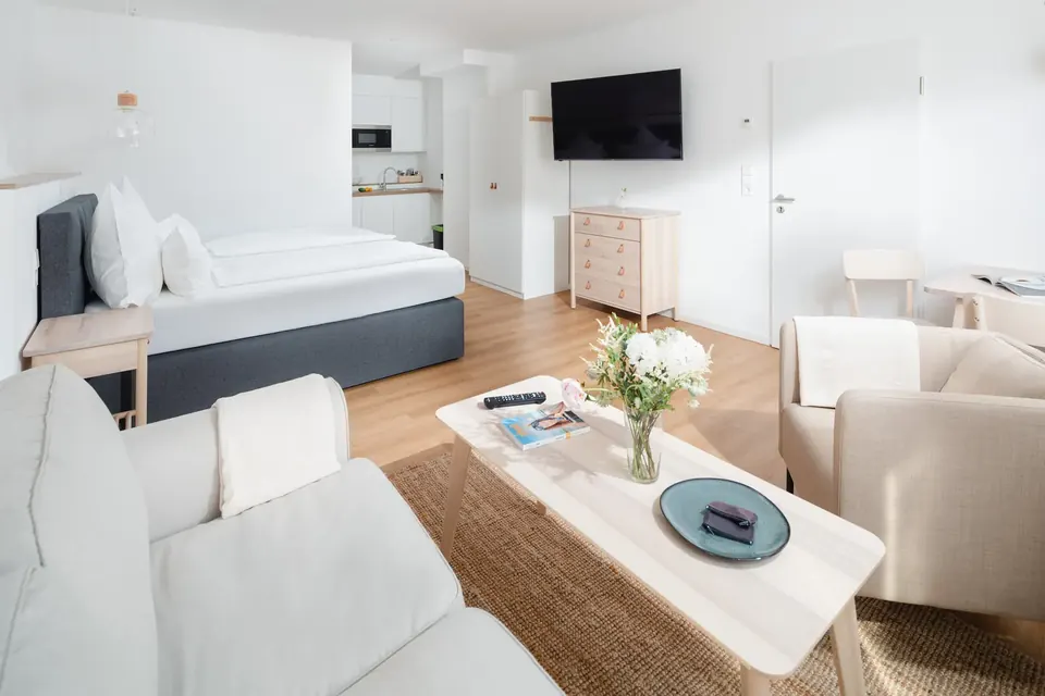 Wohn- und Schlafbereich in einem Apartment