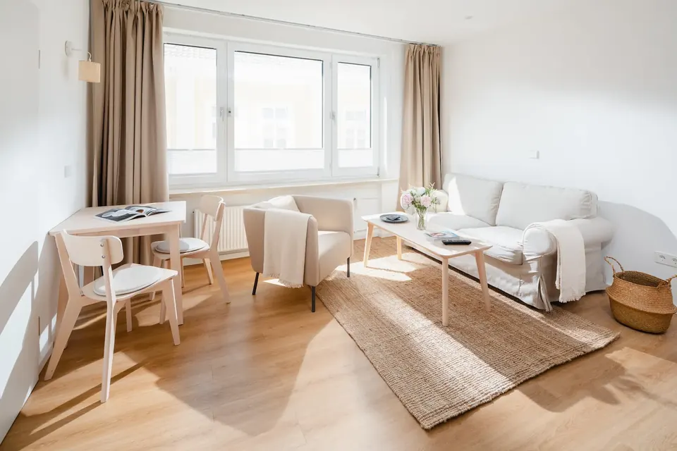 Wohnbereich mit Sofa und Essplatz