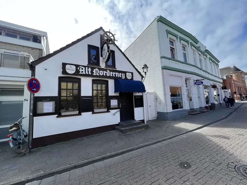 Das alte Fischerhaus der Kneipe Alt Norderney von außen