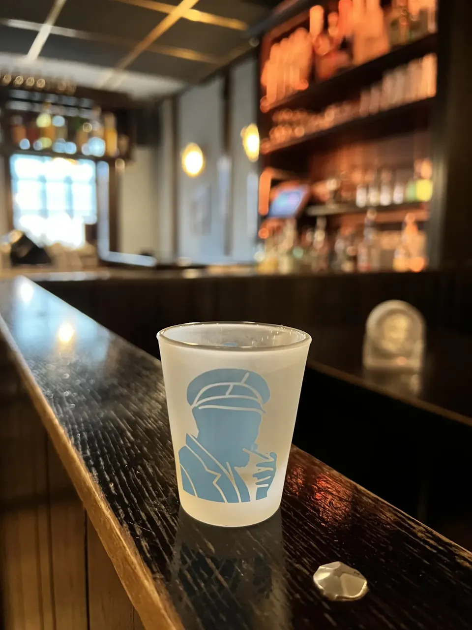 Glas auf dem dunklen Holztresen