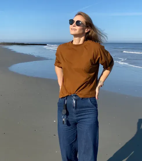 Joanna im braunen Shirt am Strand von Norderney