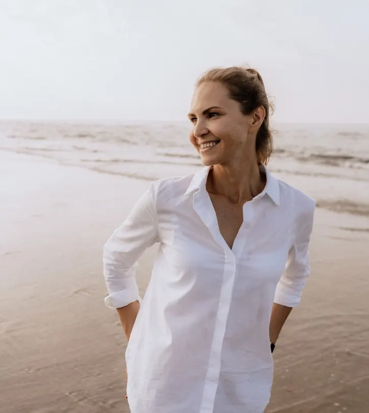 Joanna in weißer Bluse am Meer