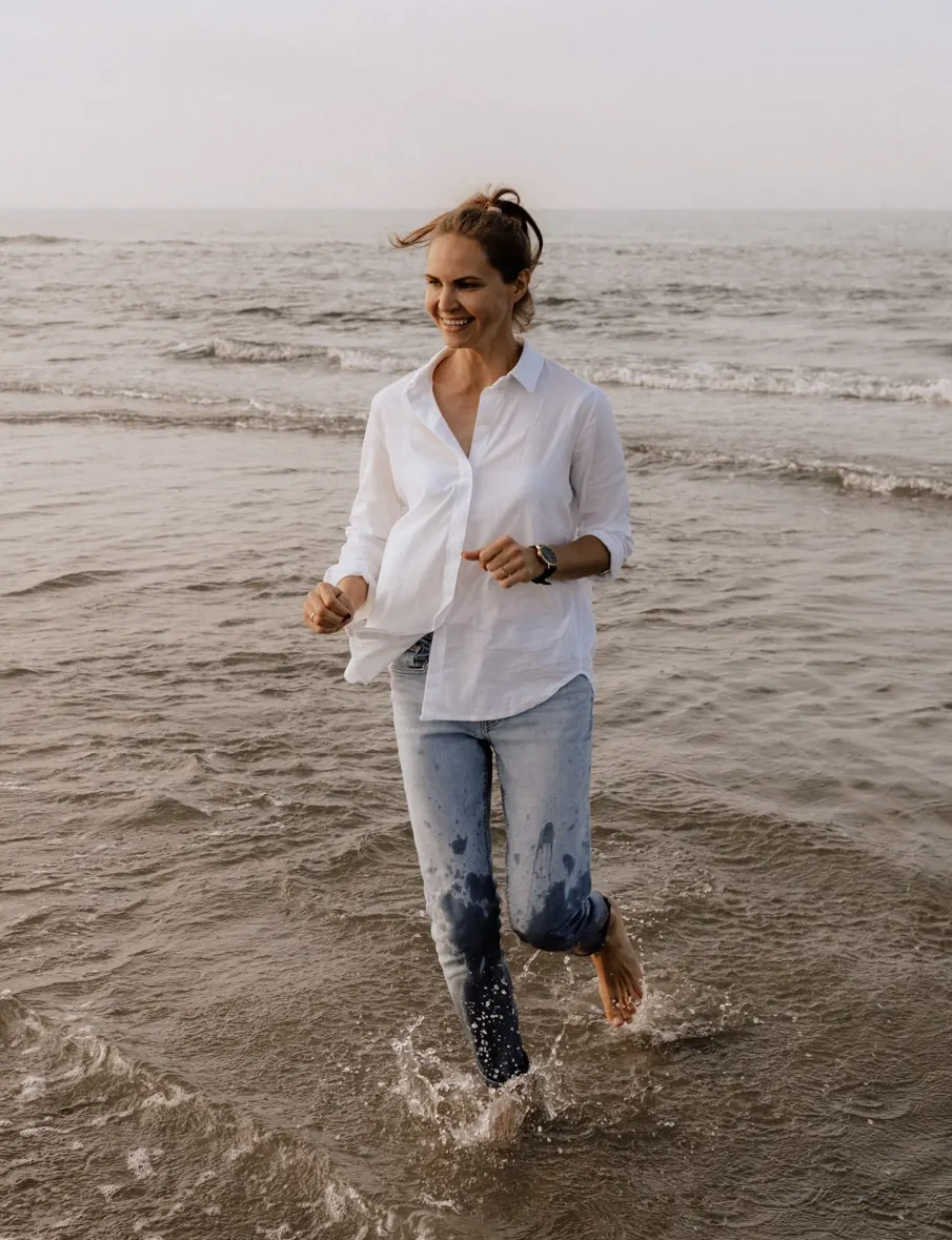 Joanna läuft am Strand von Norderney durchs Wasser