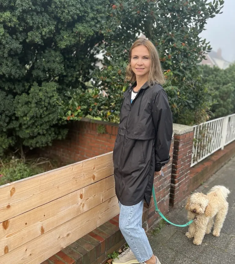 Joanna mit ihrem Hund auf Norderney
