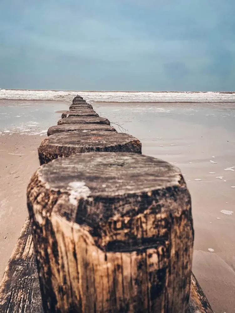 Stare pale falochronu na plaży