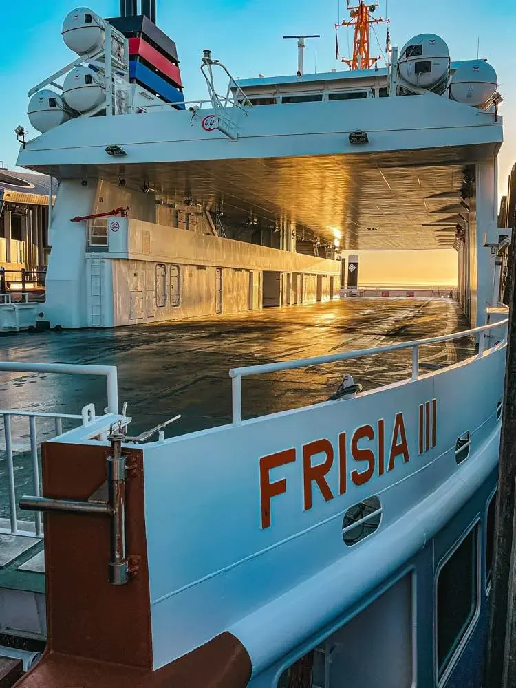 Prom Frisia III w porcie