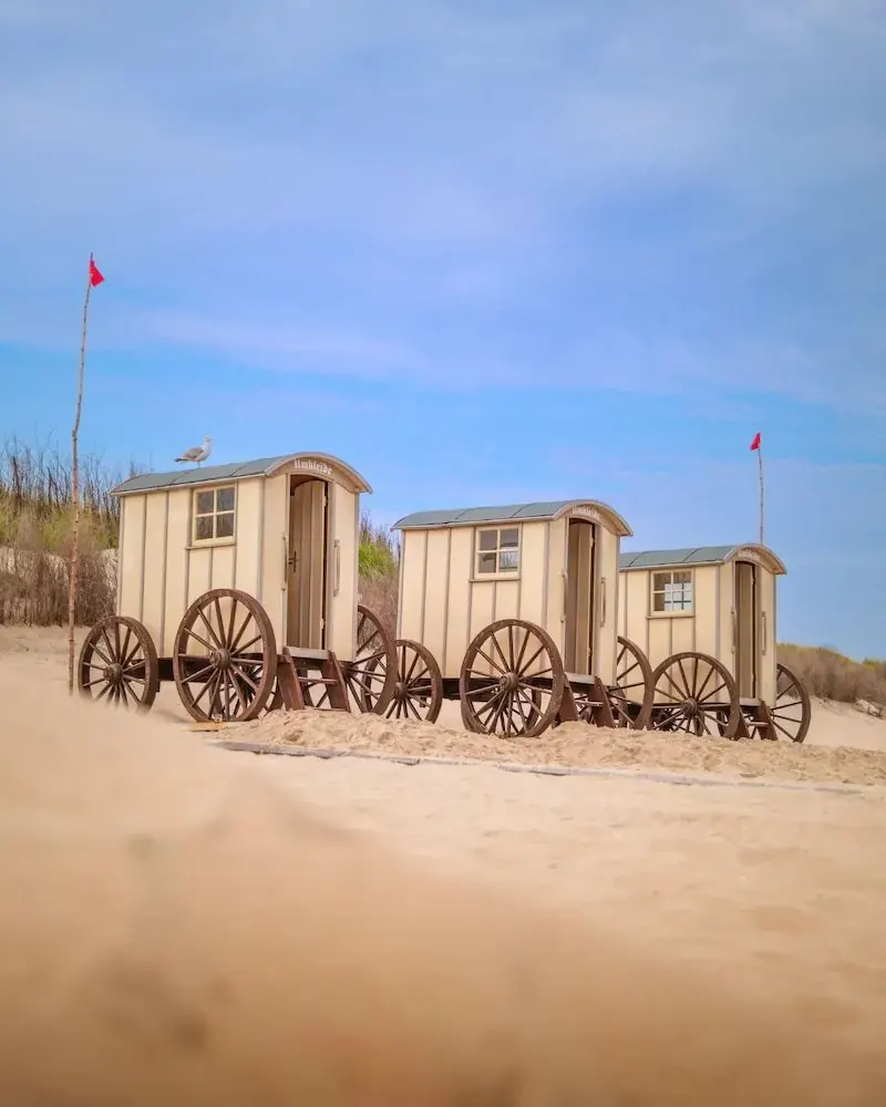 Zabytkowe wózki kąpielowe na plaży