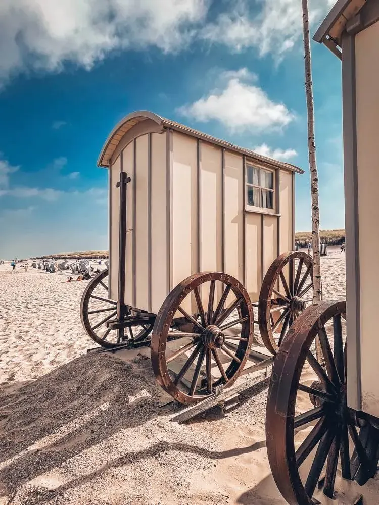 Zabytkowy wózek kąpielowy na plaży