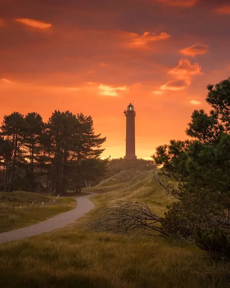 Latarnia morska Norderney w czerwieni zachodu