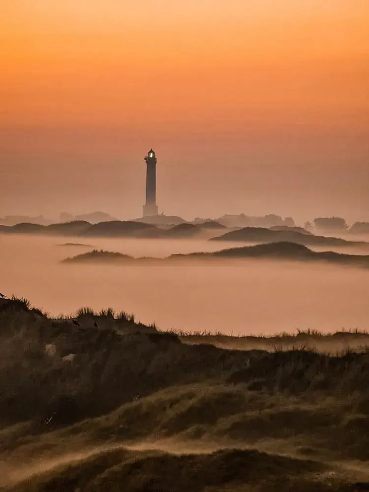 Latarnia morska Norderney w porannej mgle