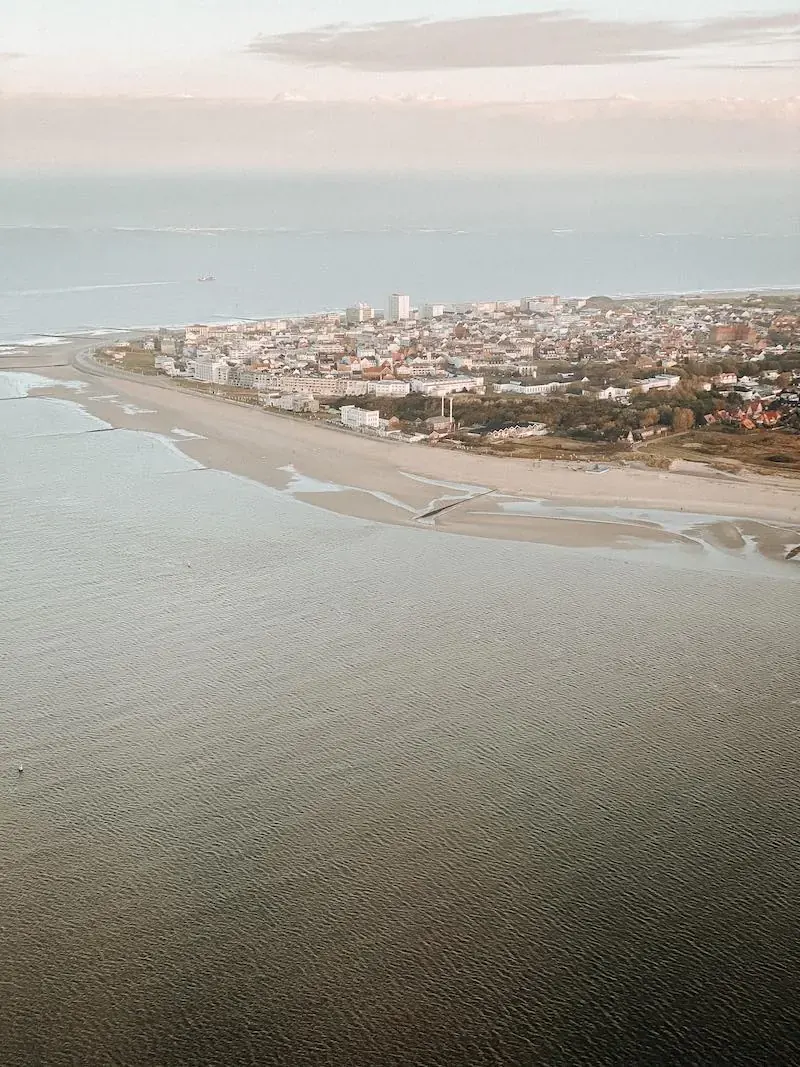 Widok z lotu ptaka na plażę i miasto Norderney