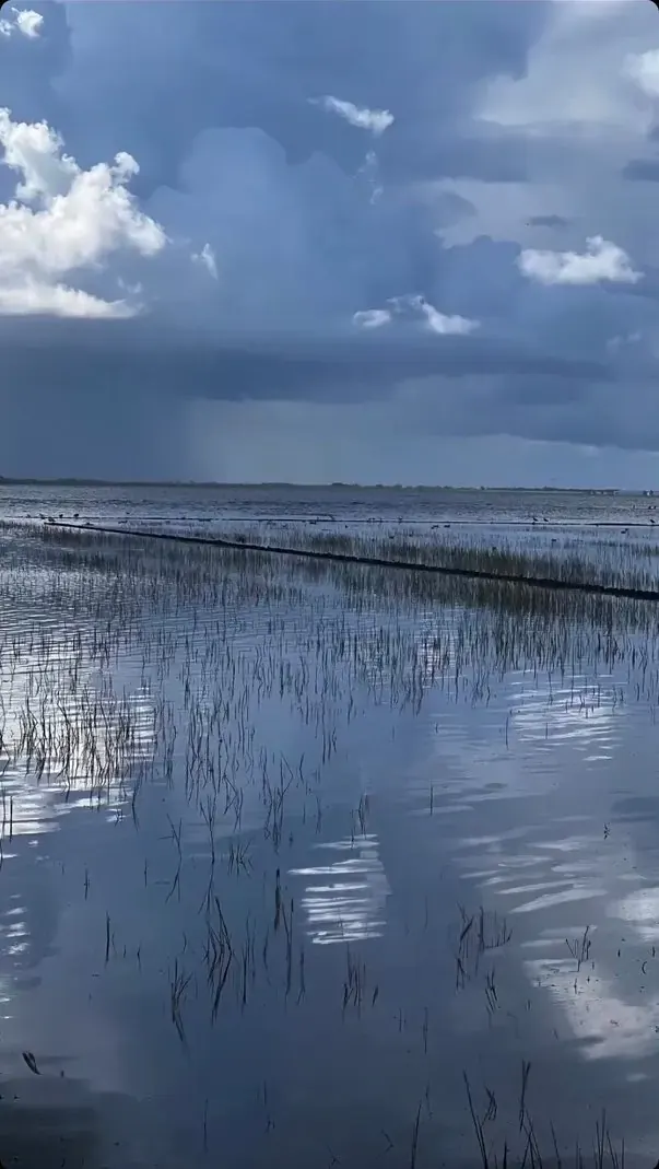 Deszczowe chmury nad watami