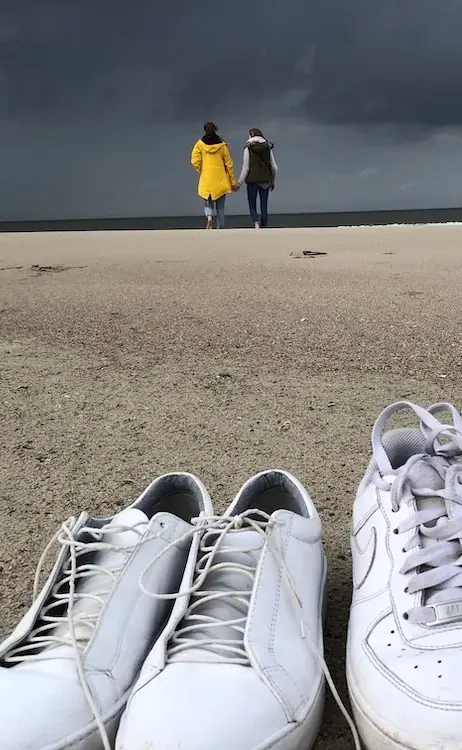Spacer po plaży przed burzą