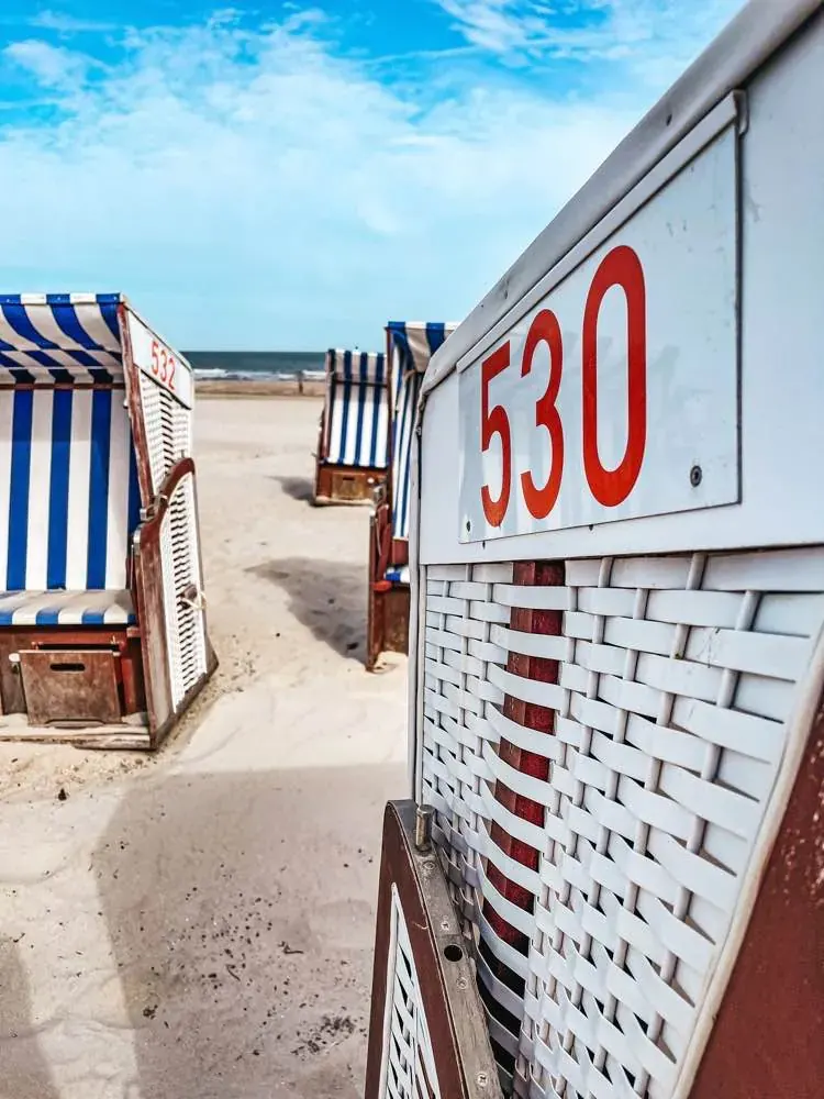 Kosze plażowe na plaży Norderney