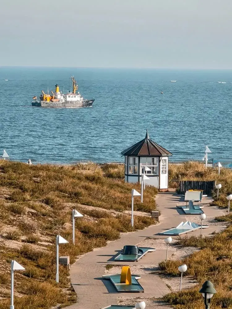 Ścieżka na plażę z promem w tle