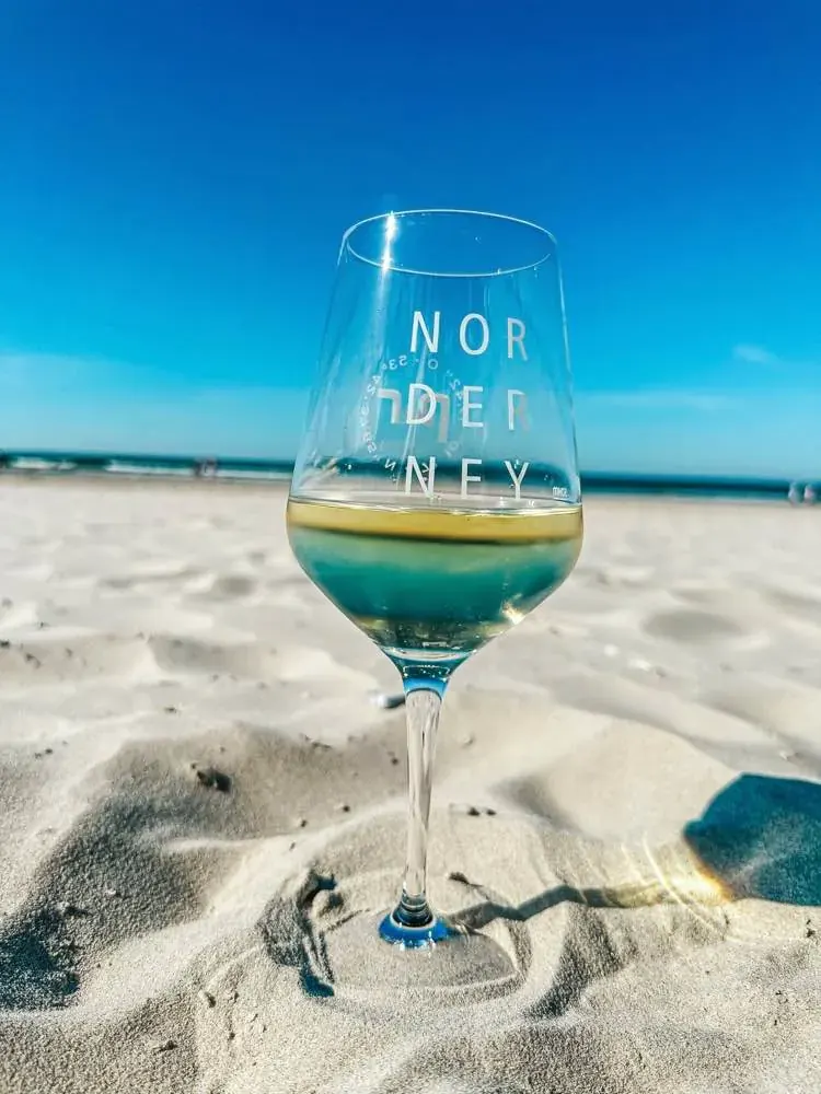 Kieliszek z napisem Norderney na piasku